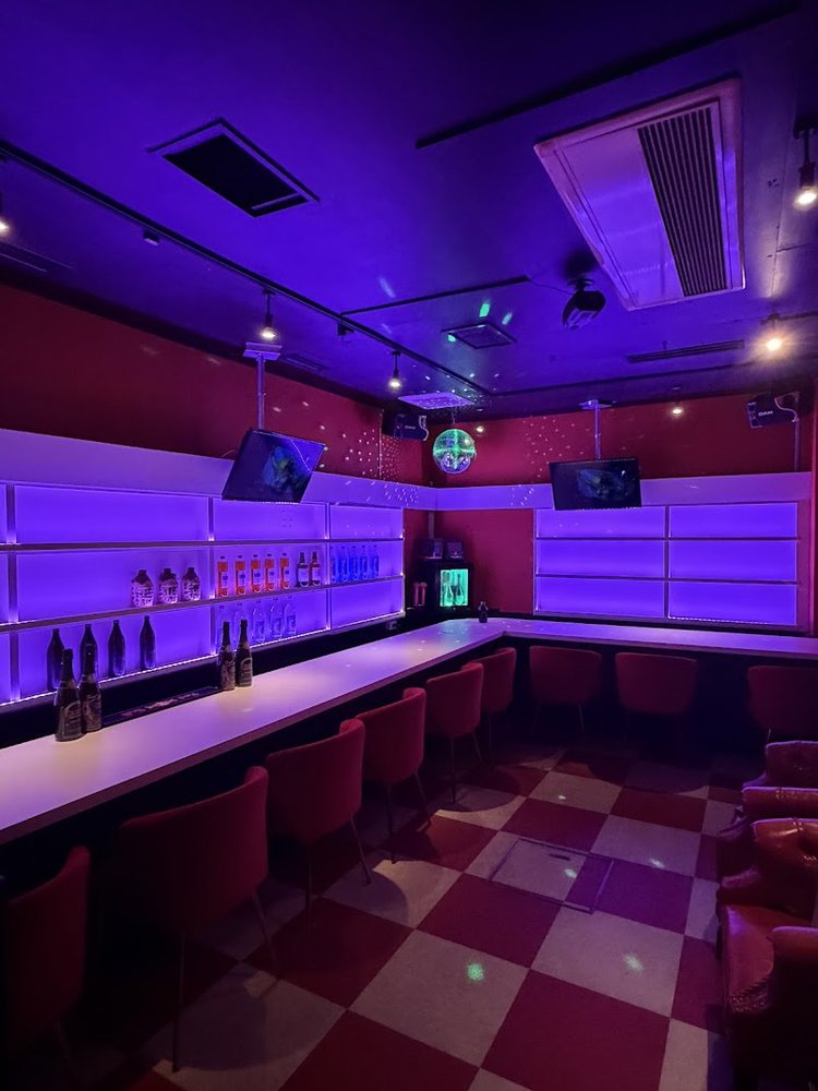 snack & bar ココナラの店内。カウンター席とネオンの棚